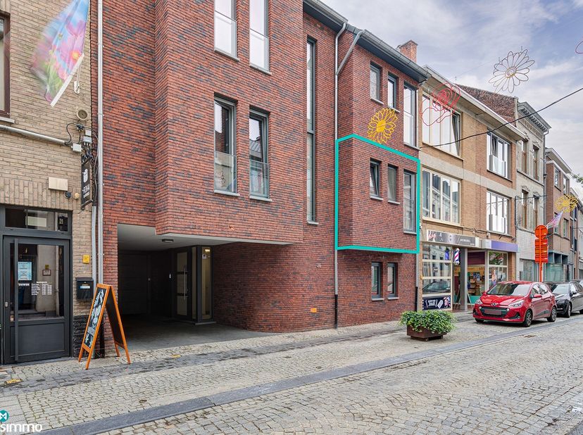 INSTAPKLAAR APPARTEMENT MET ZONNEPANELEN, AUTOSTAANPLAATS EN KELDERBERGING IN DE STADSKERN VAN TONGEREN<br />
<br />
*** Bekijkt U dit appartement via