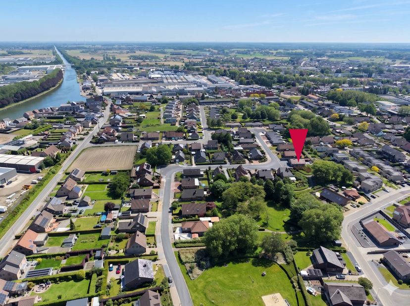 Ce charmant bâtiment ouvert du quartier de Beek a été entièrement rénové en 2021 et allie le confort moderne à un excellent emplacement. Grâce à la pr