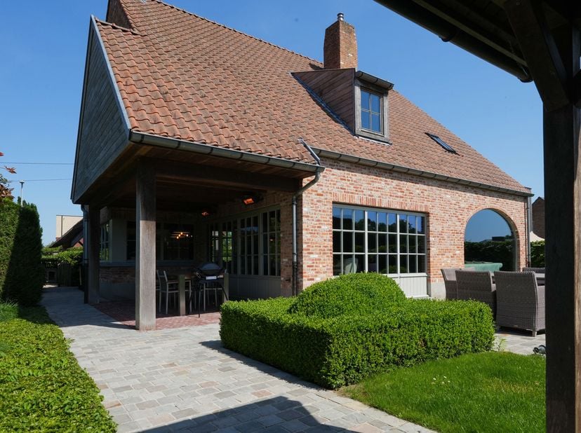 Gelegen in het gegeerde Zwevegem bevindt zich deze prachtig afgewerkte open bebouwing. Via de ruime inkomhal met vestiaire en gastentoilet betreedt u