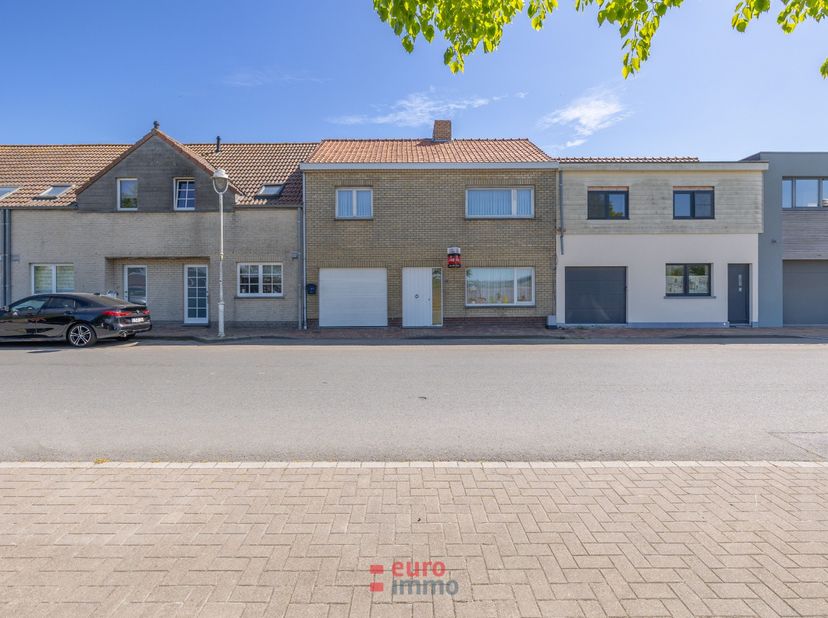 Dans le charmant et rural Ramskapelle (Nieuport) se situe cette spacieuse maison mitoyenne, offrant une largeur de façade de plus de 8 mètres. Un bien