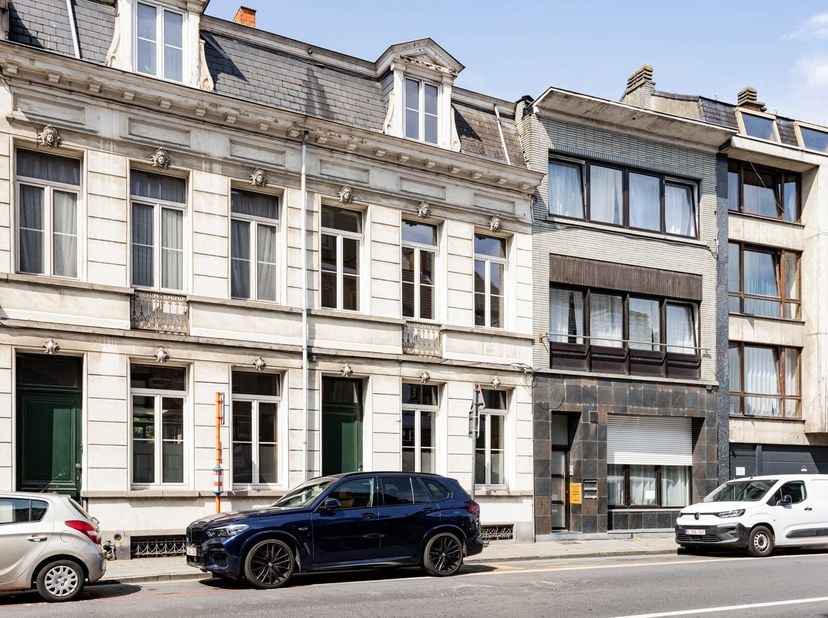 Dit karaktervolle herenhuis uit de tweede helft van de 19de eeuw ligt pal in het centrum van Aalst, vlak bij openbaar vervoer, de E40 en een openbare