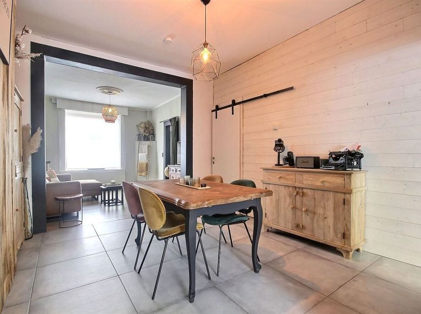 Jolie maison mitoyenne avec quatre chambres et jardin sud-est