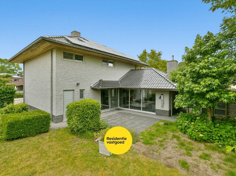 Op een rustige locatie in Koekelare bevindt zich deze verzorgde alleenstaande woning, gebouwd in 2006 op een perceel van 453 m². Met een bewoonbare op