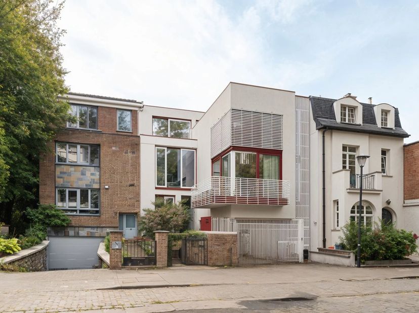 Gelegen in een groene residentiële wijk van Ukkel, op een steenworp van het Wolvendaelpark en de Dieweg, stelt Victoire-Junot u deze lichte, hedendaag