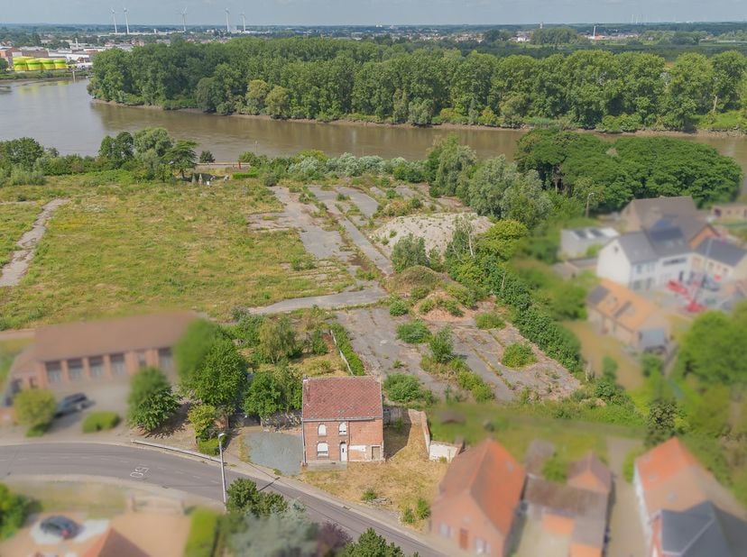 Op een rustige locatie, op wandelafstand van de Schelde bevindt zich deze vrijstaande woning met bijzonder veel potentieel. De achterliggende Schelded