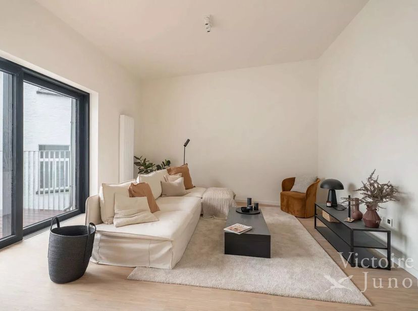 Victoire Junot stelt u dit gloednieuwe appartement met twee slaapkamers voor, voorzien van een prachtig terras aan de achterzijde en gelegen op de der