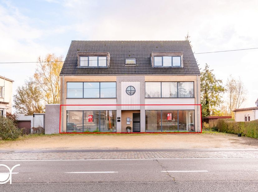 Dit handelspand bevindt zich op de Kortrijksesteenweg tussen Gent en Deinze. Een gegeerde locatie voor bedrijven door op de hoge verkeerscirculatie. H