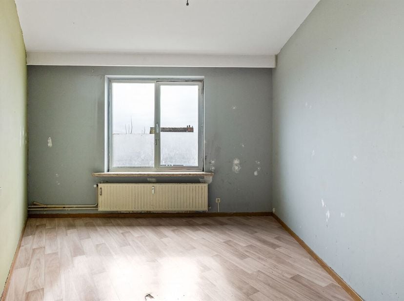 Ruim appartement (108m²) voorzien van drie slaapkamers en twee terrassen op centrale ligging te Mortsel biedt tal van mogelijkheden!<br />
Ligging: Di