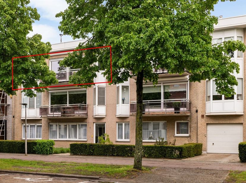 Appartement spacieux et lumineux avec 3 chambres, 2 terrasses et garage box dans le centre de Brasschaat.<br />
Situé au deuxième étage d'un immeuble