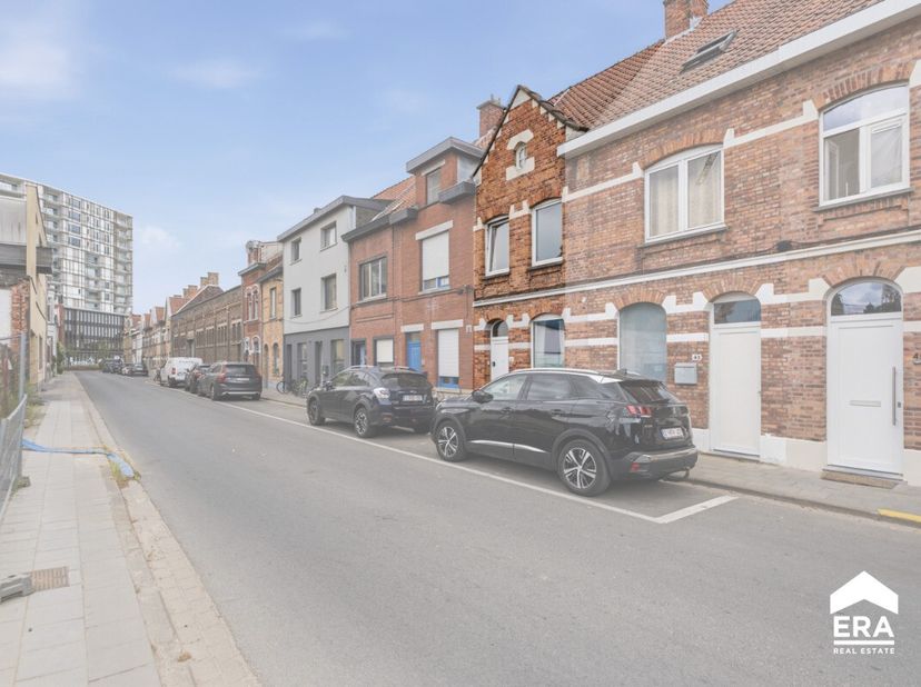 Weverijstraat 41  Het Beste van Twee Werelden Zoekt u een betaalbare woning op een toplocatie?  Deze charmante gesloten woning in het centrum van Roes