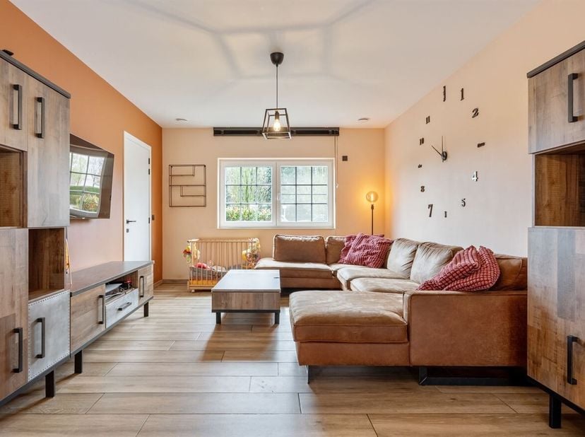La maison, construite en 2021, vous accueille par un hall d'entrée avec des toilettes séparées pour les invités. Depuis le hall, vous entrez dans le s