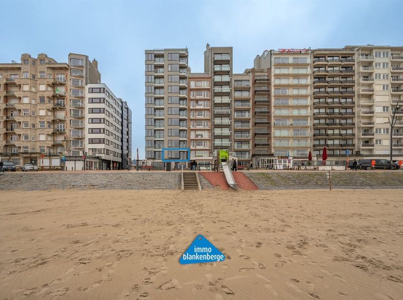 Ontdek dit lichtrijke appartement met 2 slaapkamers op een toplocatie aan zee. Hier woont u in alle comfort, met een adembenemend zicht over strand, z