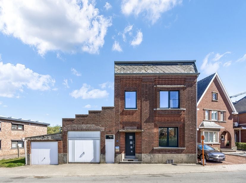 Halfopen gezinswoning met dubbele garage op 3a35ca. Deze woning is gelegen pal in de dorpskern van Valmeer, een landelijke deelgemeente van Riemst. Je