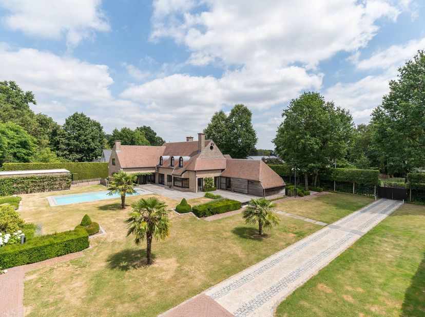 In de prestigieuze villawijk Sterrebos wacht deze uitzonderlijke designvilla, een architecturaal meesterwerk van Bart Moors en Bart Lens. Met een bewo