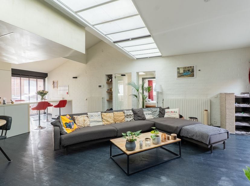 Située dans un quartier calme et agréable de Bissegem, cette maison entièrement prête à emménager offre deux chambres, un lumineux espace de vie et un