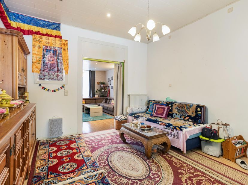 Dit is een bijzonder object. Het betreft een groot huis, bestaande uit 3 zelfstandige appartementen, waarvan 2 kadastraal gekend. Het gelijkvloers app