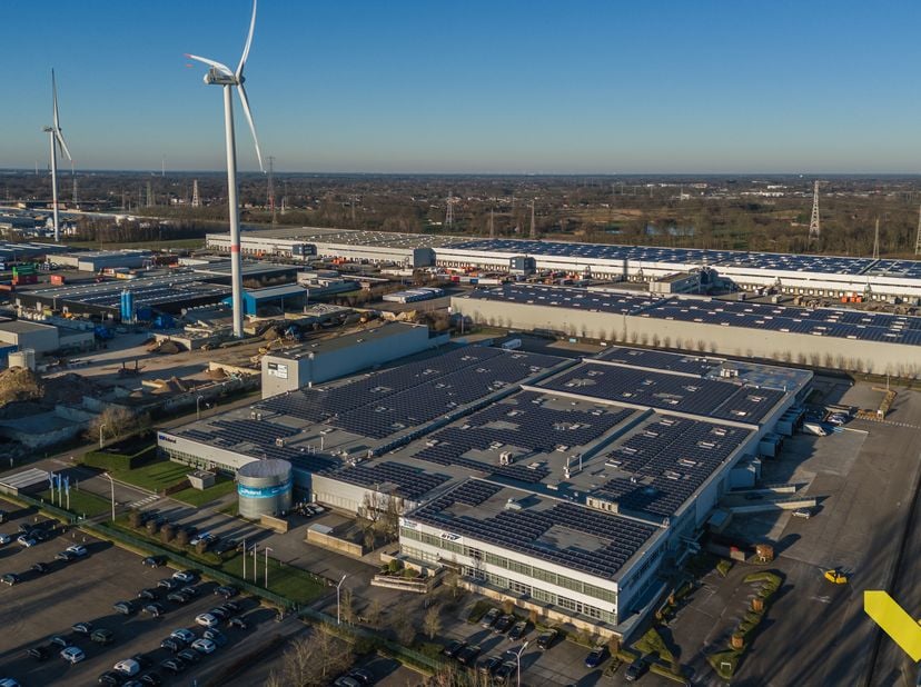 Modern veelzijdig industriegebouw met zeer goede ligging vlakbij de oprit Geel-Oost-West E313.&amp;nbsp;<br />
Het gebouw is opgesplitst in diverse ruimte