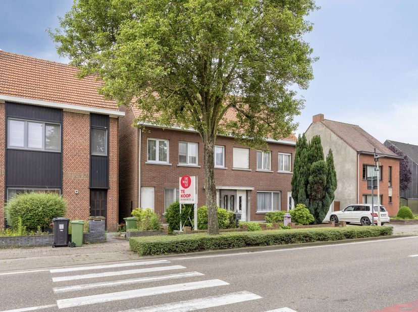 Nabij het centrum van Wuustwezel bieden wij volgende aan:<br />
<br />
Twee gekoppelde gezinswoningen op huisnummers Kalmthoutse Steenweg 33 en 35.<br