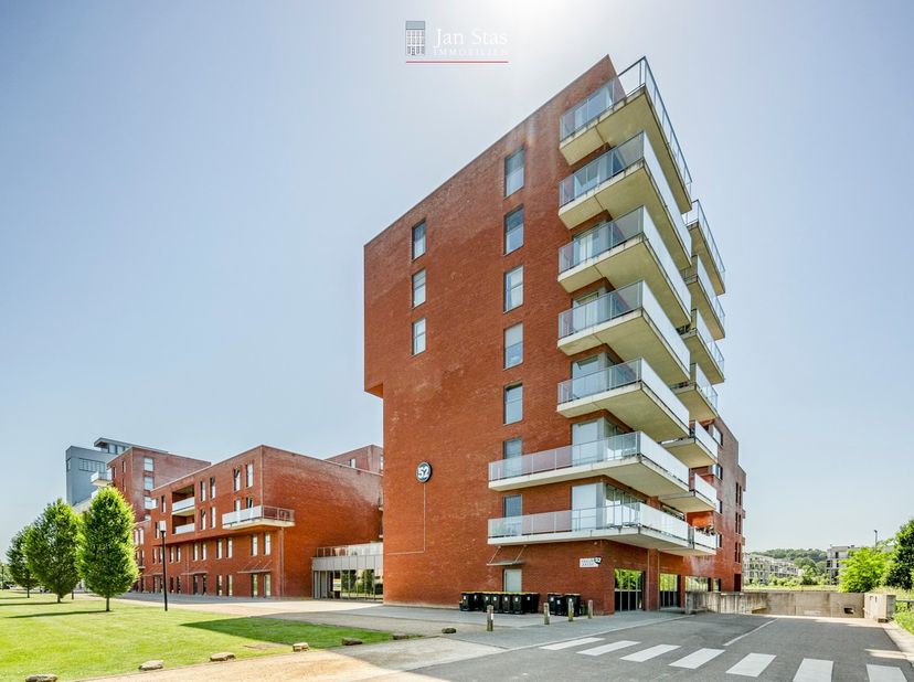 Dit mooie en lichtrijke appartement werd in 2014&amp;nbsp; gebouwd en werd steeds goed onderhouden. Het appartement staat momenteel leeg en is aldus metee