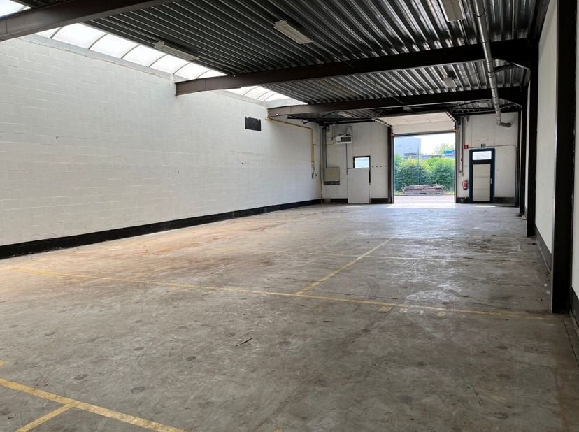 KMO UNIT 9A, 240m², te huur in Industriepark Klein Gent, strategisch gelegen bij de op- en afrit 21 Herentals-Industrie van de E-313. Beschikbaarheid: