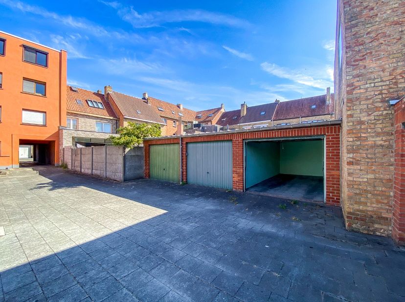 Bovengrondse garage te huur in Nieuwpoort-Stad. Garage uitgerust met kantelpoort. Droge garage voorzien van recent vernieuwde dakbedekking. Huurprijs: