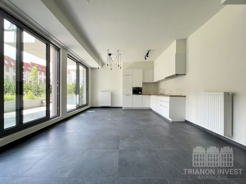 Vlak bij de UCL en alle voorzieningen van de EU biedt Trianon Invest u in een recent, luxe gebouw deze prachtige gelijkvloerse woning met 2 slaapkamer