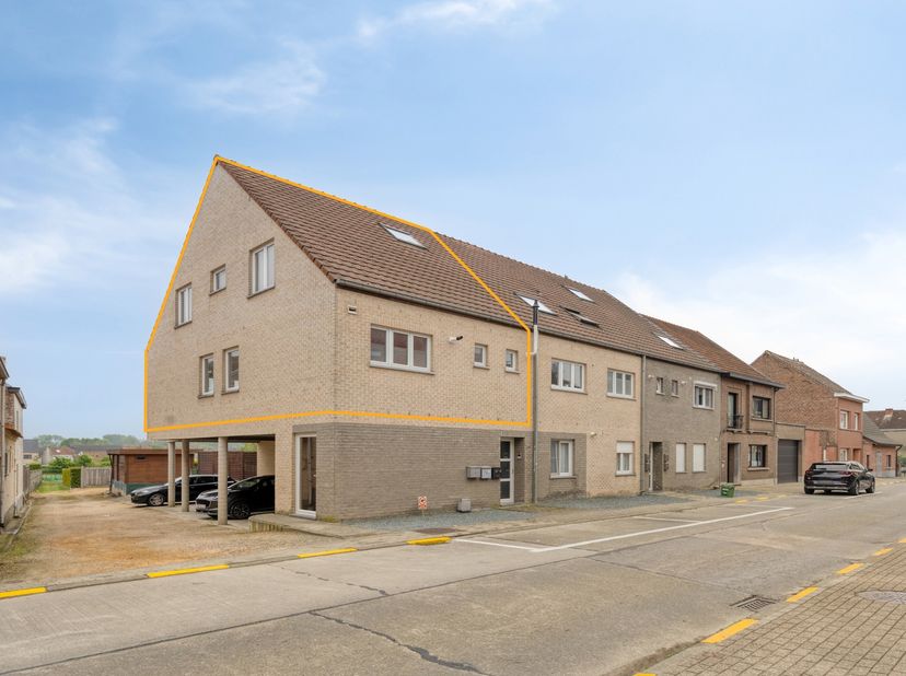Werkelijk instapklaar duplex-appartement met 2 slaapkamers en afgewerkte zolderkamer, ideaal gelegen in het centrum van Teralfene. Dankzij de uitsteke