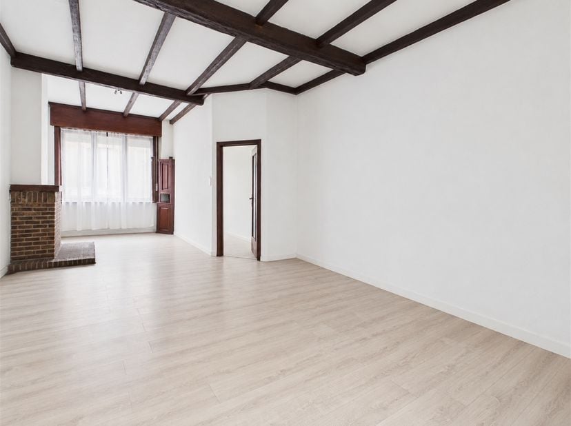 Située en plein cœur de Mouscron, cette maison bénéficie d'un emplacement privilégié, à proximité immédiate des commerces, des écoles, des transports