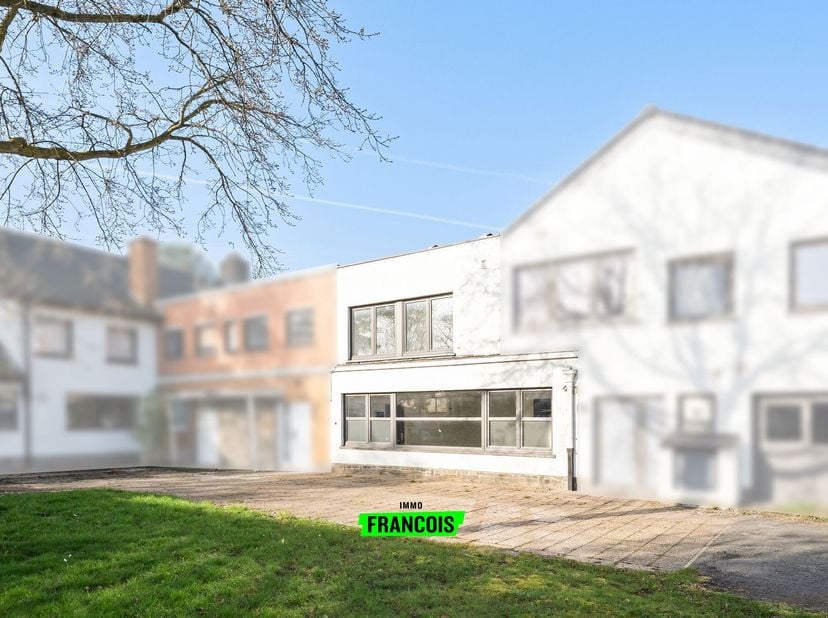 À seulement 500 mètres du centre de De Haan se trouve cette maison mitoyenne récemment rénovée, située dans la tranquille Sparrenboslaan.<br />
Grâce