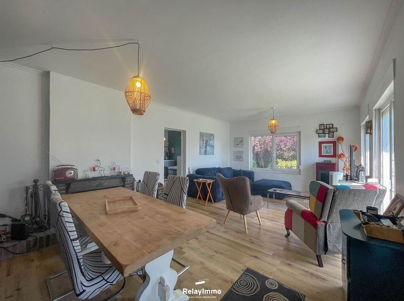 Prachtige gelijkvloerse villa dicht bij alle voorzieningen (school, winkels, hoofdwegen)! Met 84 m2 woonoppervlak, twee slaapkamers, twee garages en 8