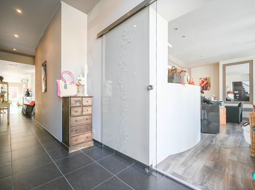Nabij het centrum van Menen ligt deze uitzonderlijk ruime woning met 389 m² bewoonbare oppervlakte. De eigendom ontstond uit de samenvoeging van twee