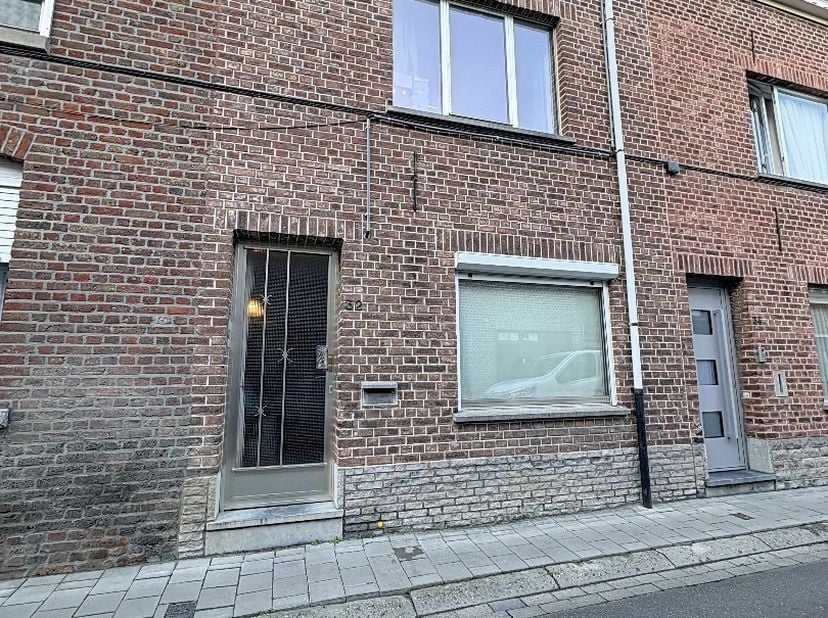 Deze charmante rijwoning in Tienen combineert gezellig wonen met praktisch comfort. Met een aangenaam terras en drie slaapkamers biedt de woning voldo
