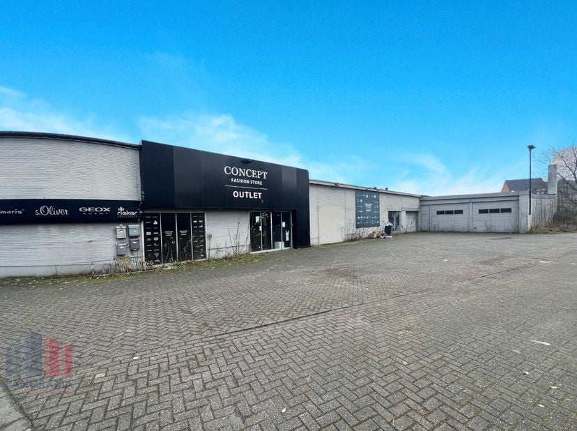 Deze unieke eigendom heeft een totale oppervlakte van 5.023 m², bestaande uit&amp;nbsp;een veelzijdig bedrijfsgebouw van 2.660m²&amp;nbsp; (showroom, winkel,