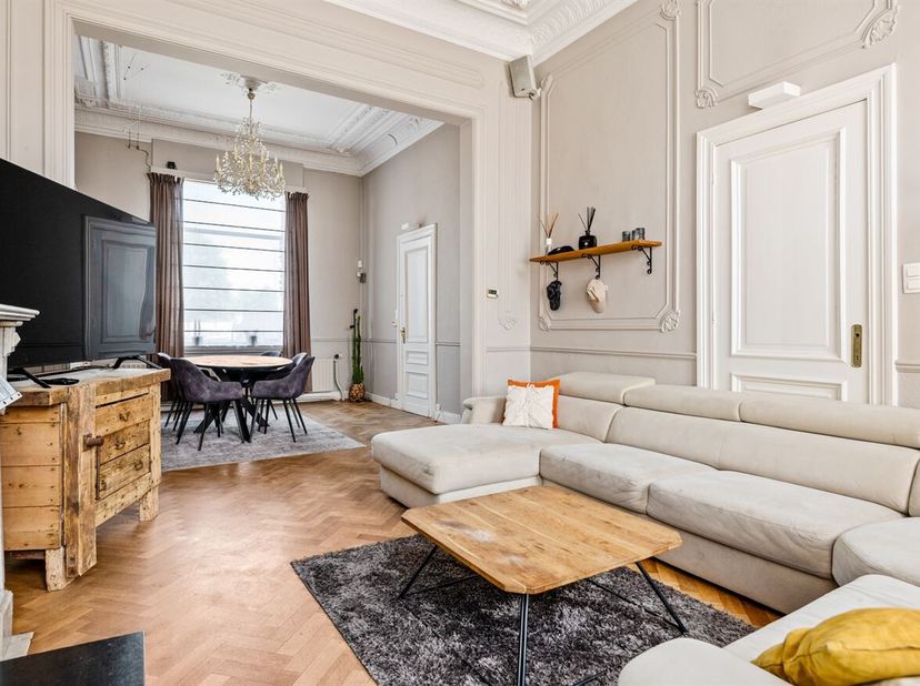 Locatie:<br />
Deze karaktervolle herenwoning is gelegen aan de Bochtenstraat 11 in Rijkevorsel, op een centrale locatie nabij het dorpscentrum. Winke