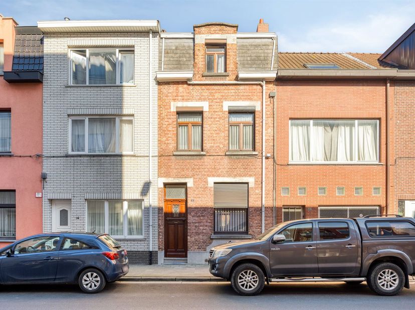 Maison à rénover dans le centre de Willebroek, à proximité des commerces, des écoles et des transports en commun. Cette propriété comprend au rez-de-c
