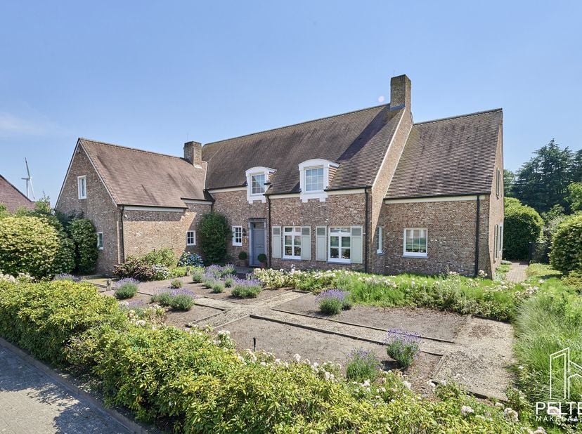 Op een zeldzaam mooi en volledig privatief perceel van 6.660 m² bevindt zich deze indrukwekkende architectenvilla, ontworpen door de gerenommeerde arc