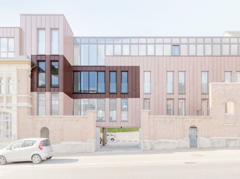Nieuw en zeer kwalitatief appartement op het tweede verdiep te koop in residentie Arnoldus in Beselare met prachtige leefruimte, mooi terras en 2 slaa