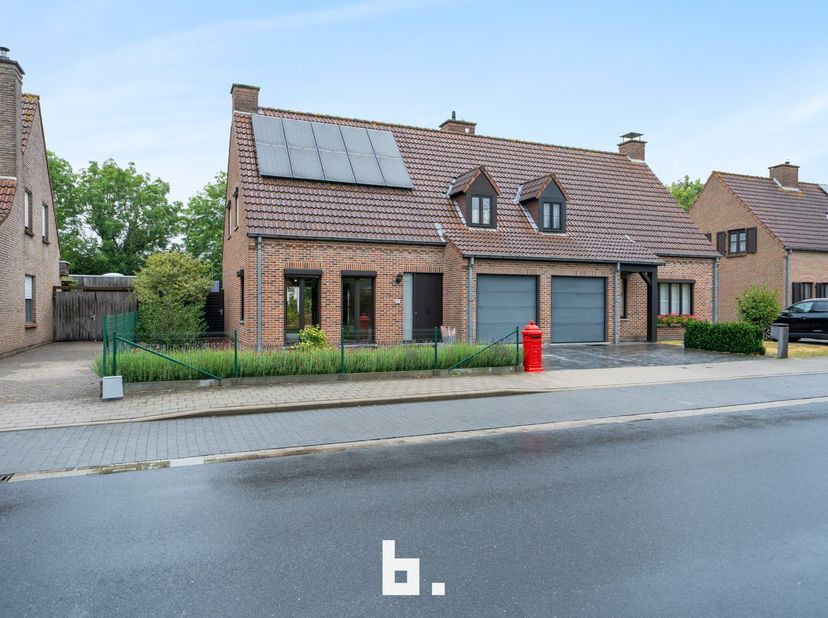 Deze halfopen bebouwing bevindt zich in een mooie ligging op een ruim perceel van 465 m² en is vlot bereikbaar. Een uitstekende, centrale ligging met