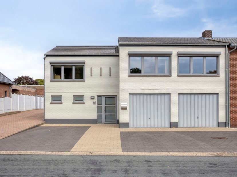 Halfvrijstaande woning met 3 slaapkamers, 2 inpandige garages en ruime tuin op 12a 31ca.<br />
Deze verzorgde halfvrijstaande woning is rustig gelegen