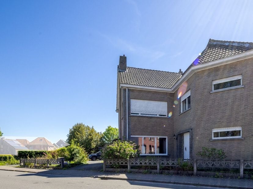 Deze grondig op te frissen half open bebouwing is gelegen in het rustige Gijzegem en biedt een gunstige ligging met veel mogelijkheden tot uitbreiding