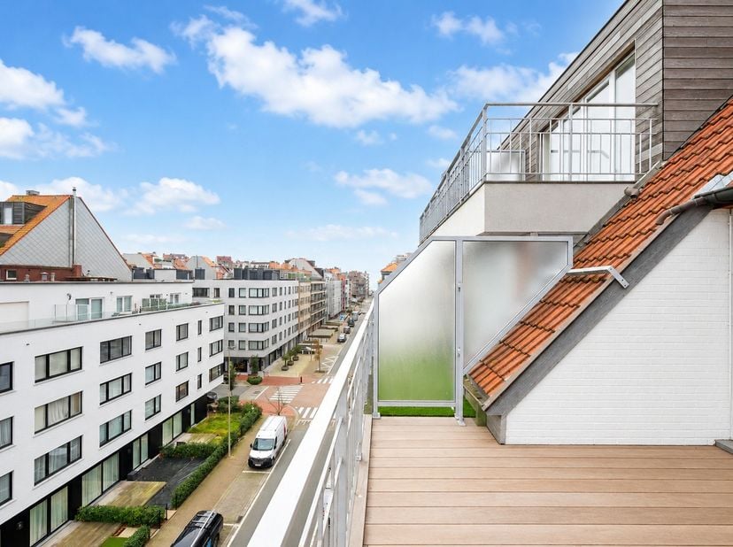 Penthouse appartement op enkele passen van de Zeedijk en de winkels. Indeling: inkomhal met gastentoilet. Lichtrijke woonkamer met eetkamer uitgevend