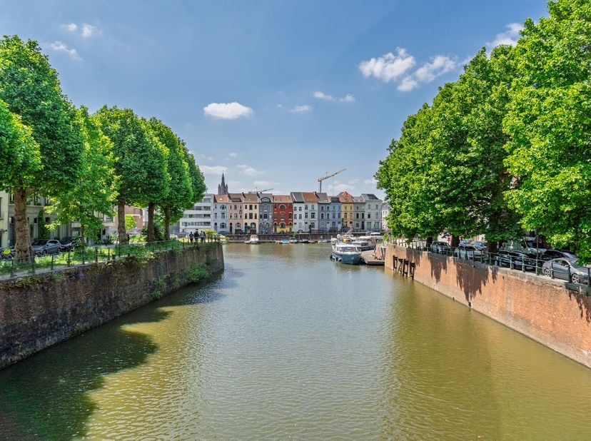 Bent u op zoek naar een woning in Gent die u volledig naar eigen smaak kunt inrichten? Dan is dit pand precies wat u zoekt. Met een bewoonbare oppervl