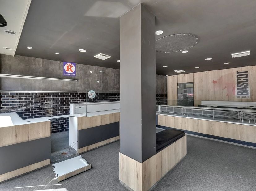 Dit ruime handelspand ligt in de Stationsstraat in Landen, de winkelstraat van de stad. Het pand was oorspronkelijk een slagerij en heeft daarvoor ree