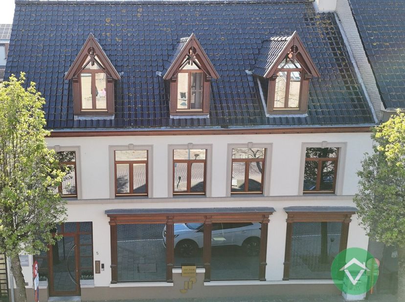 Deze instapklare handelswoning is gelegen in het centrum van Koekelare,  een commerciële topligging op de markt en bestaat uit:<br />
gelijkvloers: in