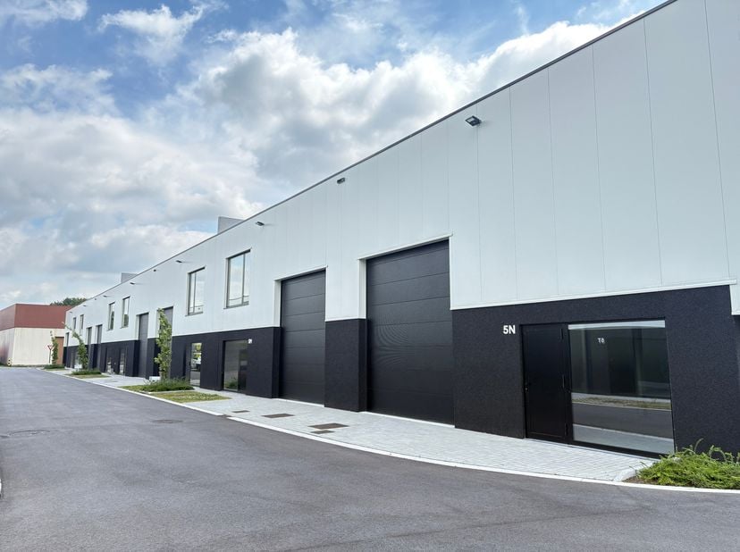 Nieuwbouw KMO-unit van ca. 240 m² in het nieuwbouwproject Bedrijvenpark Nieuwmoer te Essen. Deze unit is ideaal voor opslag, productie of ambachtelijk