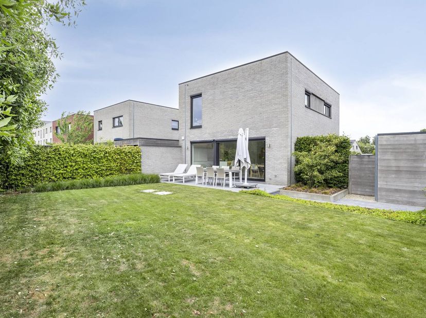 Deze moderne open bebouwing in Roeselare bevindt zich vlakbij het centrum en is vlot bereikbaar met de wagen, fiets en te voet. De jonge, groene en ki