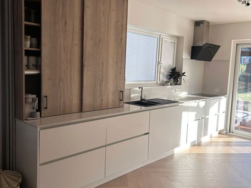 Bent u op zoek naar een instapklare, stijlvolle en kwalitatief afgewerkte woning op een toplocatie? Dan zal deze prachtige vrijstaande woning aan de A