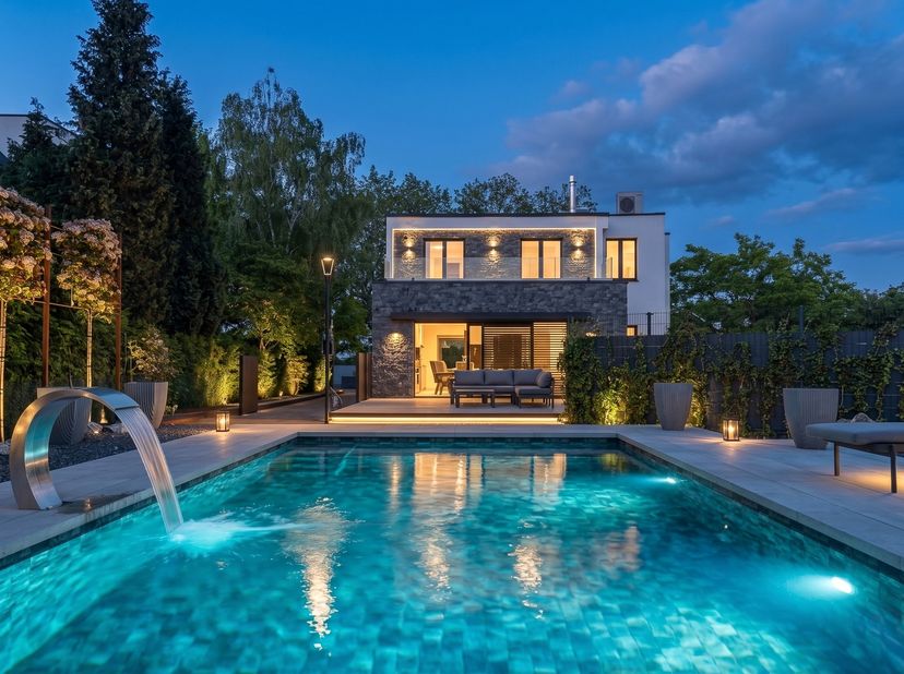 Op de heuvels van Luik, in de zeer gewilde Boulevard Gustave Kleyer in Cointe, ontwikkelt deze volledig gerenoveerde moderne villa een zeldzame leefom