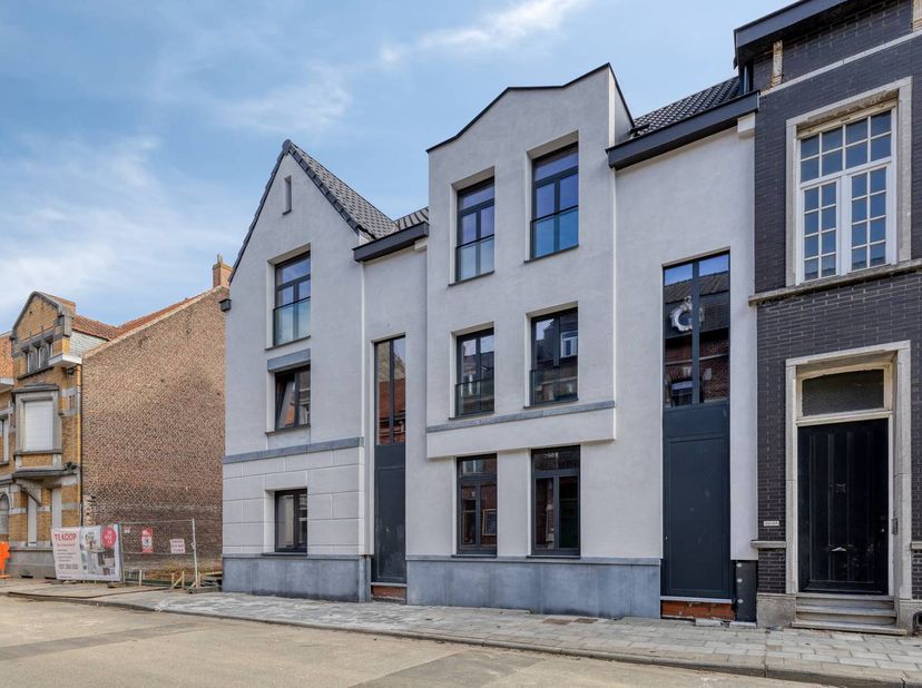 Ontdek deze unieke, energiezuinige herenwoning in het exclusieve project Sint-Hubrechtshof te Roeselare. Onder de architectuur van Markers Architecten