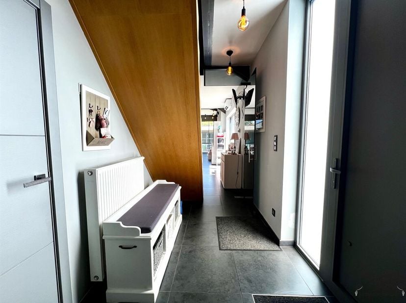 Vous recherchez une maison familiale moderne, prête à emménager, où l'espace, la lumière et le confort occupent une place centrale ? Alors cette éléga